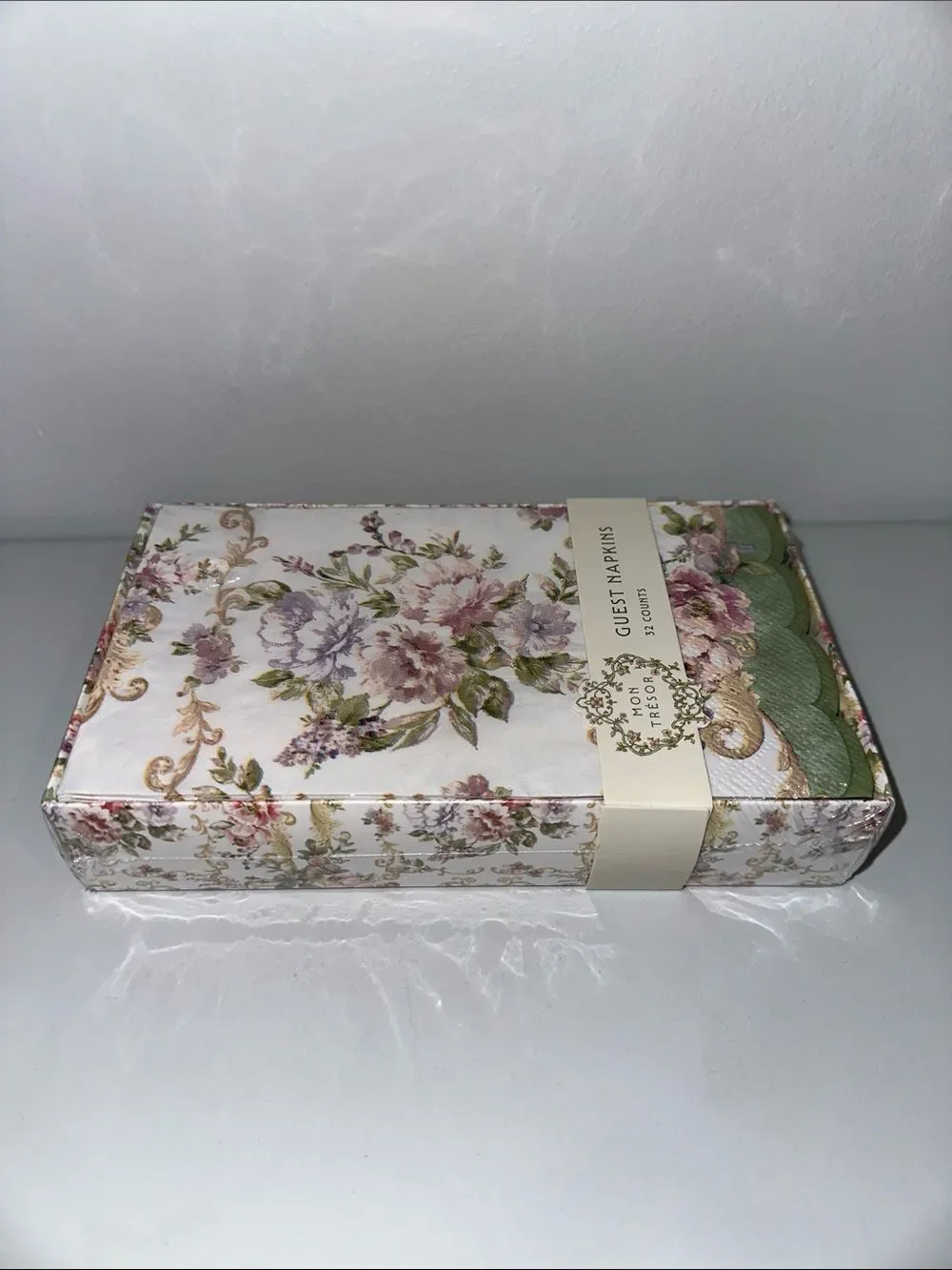 MON TRESOR WHITE PINK GREEN PURPLE floral scalloped 32 Guest Napkins in a Box